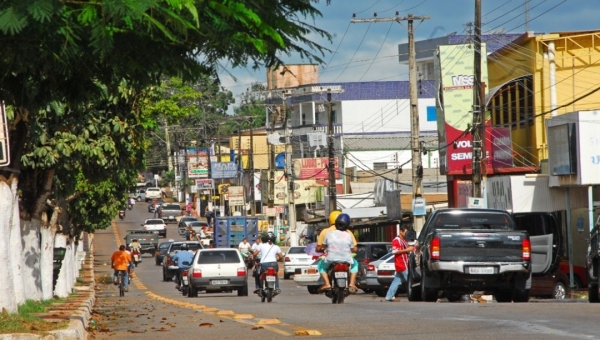 Prefeito de Epitaciolândia ignora decreto de Gladson e mantém o comércio aberto